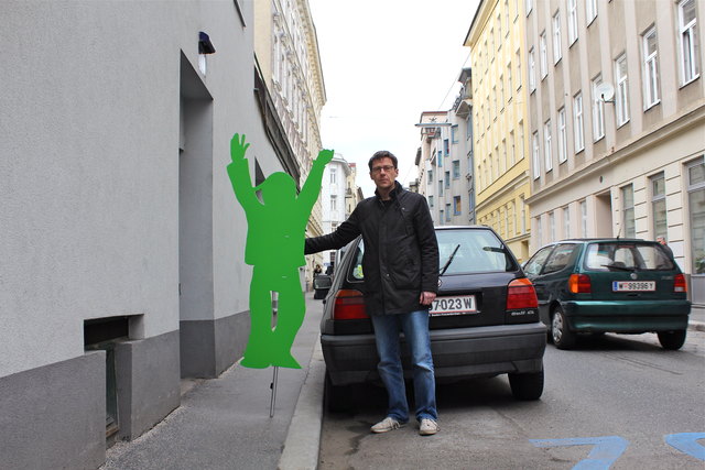 Nadelöhr Fünfhausgasse: Christian Tesar zeigt mit einem Schulkind-Dummy, wie schmal der Gehsteig ist. | Foto: swe