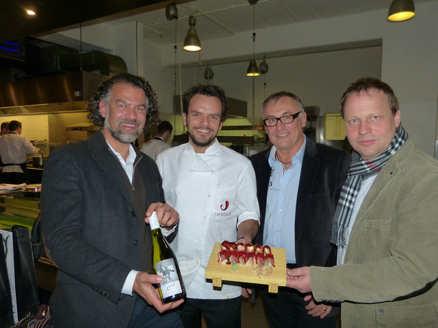 Clemens Strobl (Vinothek ignis) und TV-Koch Steffen Henssler mit den Gastronomen Artur Ramsebner (Skygarden) und Anton Gallistl (Pöstlingberg Schlöss’l).
