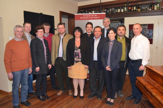 Das neu gewählte WB-Vorstandsteam mit den Ehrengästen. Max Zauner, Bürgermeister Leo Bimminger, Anna Hochreiter, Fritz Holli, Obmann Josef Aitzetmüller, Sigrid Grubmair, WKO-Obmann Klaus Aitzetmüller, Ferdinand Kahr, Landesgeschäftsführer Michael Strugl, Silvia Edlinger, Arikan Bülent und Burghard Götschhofer (v.li.).