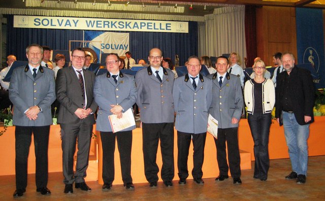 Foto Ehrungen (vlnr): Obmann Fritz Harringer, Bezirkskapellmeister Kons. Fritz Neuböck, Markus Gorofsky (Verdienstmedaille Silber), Mag. Stefan Pührer (VM Gold), Reinhard Pendl (Ehrenzeichen Silber), Alfred Lipp (VM Silber), Dr. Susanne Spaun (Solvay), GR Herbert Riedler).