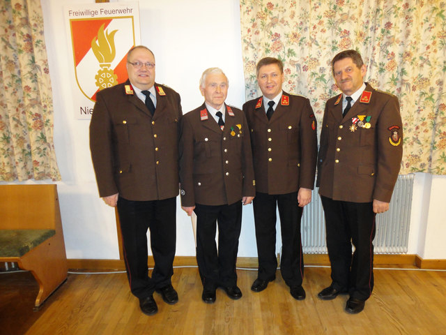 Josef Wiesinger (2. v. l.) erhielt die Ehrenurkunde für 70-jährige Mitgliedschaft bei der Feuerwehr. Ewald Mayrhofer, Ex-Kommandant Ewald KARL und Bürgermeister Rudolf Kehrer gratulierten (v. l.).