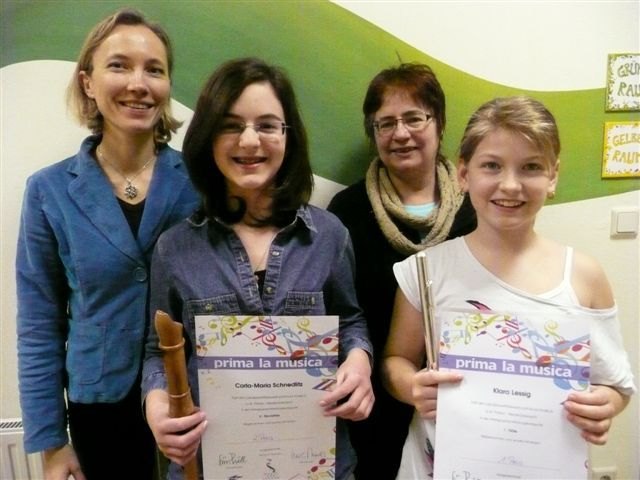 Vorne: Carla-Maria Schnedlitz und Klara Lessig