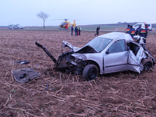 Mit einem Totalschaden endete Donnerstagfrüh ein Unfall auf der L 115 Gerasdorf. Der Lenker ist unbestimmtes Grades verletzt. | Foto: Feuerwehr Gerasdorf