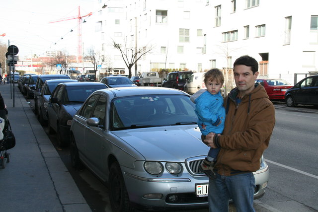 Vollgeparkt findet Herwig Schuster (am Arm Sohn Pascal) die Gegend um die Landgutgasse vor. Er fordert ein Parkpickerl.