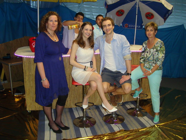 Die Hauptakteure Sky (Nocolas H.) und Sophie (Daniela D.) umrahmt von der Gesamtorganisatorin Sylvia Stiller–Weidlitsch (li.) und der Direktorin Gabriele Michalek (re.)