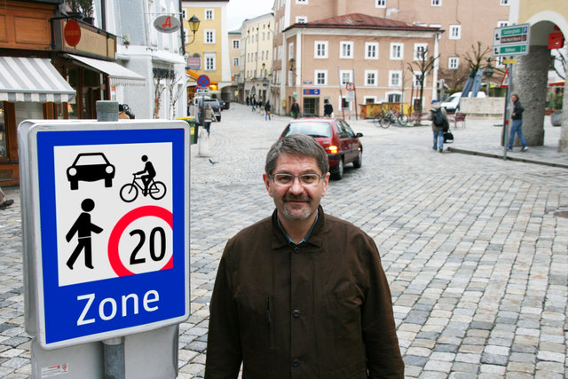 VBgm. Reschreiter neben einem Schild, das eine Begegnungszone ausweist. | Foto: Montage: BB/Kaserer