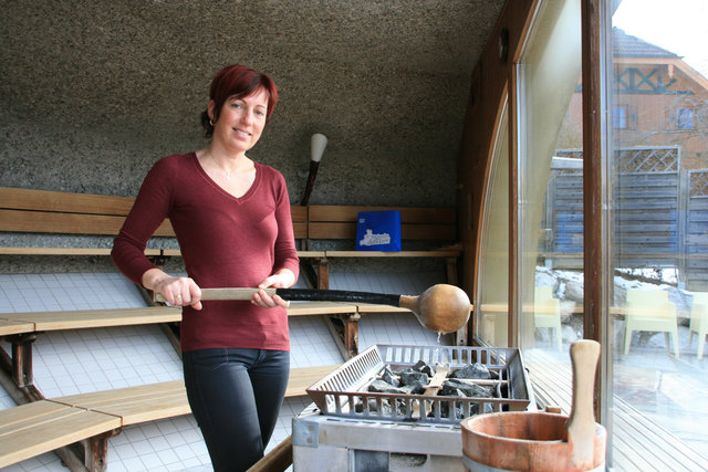 Saunaaufgüsse, wie hier Ulrike Stoff einen macht, machen im Samsunn die Stammsauner-Geher selber.