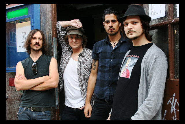 hong Faux stellen ihr album „The Crown That Wears The Head“ vor.