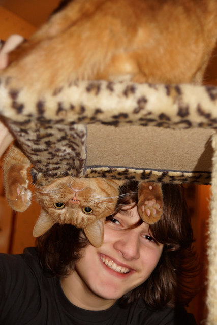 Mein Sohn Thomas mit seinem Kater Mäxchen