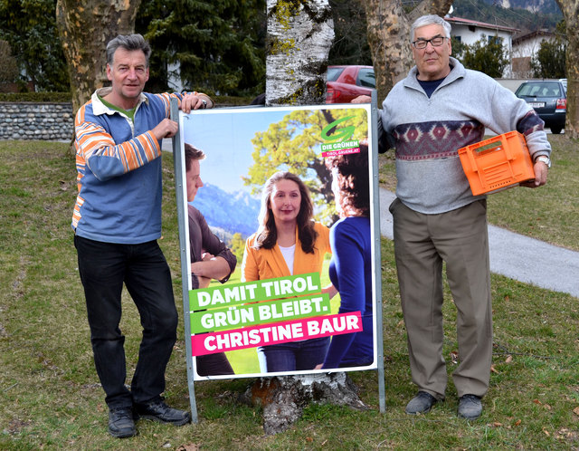 Dr. Huberatu Weiler Auer und Charly Kammerlander beim Plakate-Aufstellen an der Telfer Sagl-Straße.