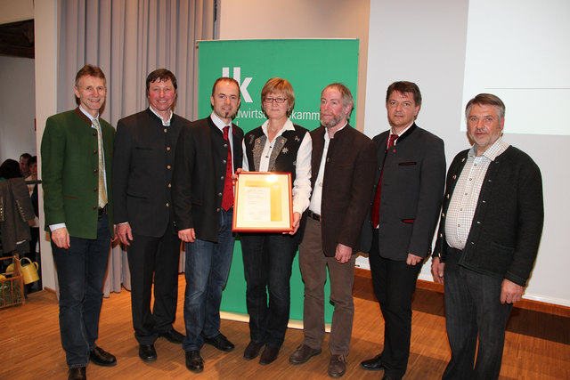 Wendelin Juen (Fachbereichsleiter LK Tirol), Gerhard Pernlochner (Obmann Tiroler Speis aus Bauernhand), LK-Präsident Josef Hechenberger (v. l.) und Bgm. Ralf Schonger mit Norbert Klotz (Obmann Bauernladen Längenfeld) (v. r.) gratulierten den Direktvermarktern Monika und Meinrad Falkeis zu ihrer Auszeichnung.