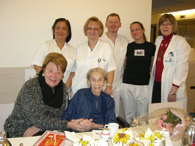 Hildegard Halling feierte 90. Geburtstag. Links: Bezirks-Chefin Angerer.