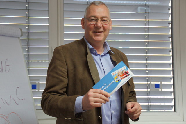 Alexander Oberwimmer, Obmann des IMW – Initiativkreis der Maxglaner Wirtschaft, präsentiert die "MAX-Card".