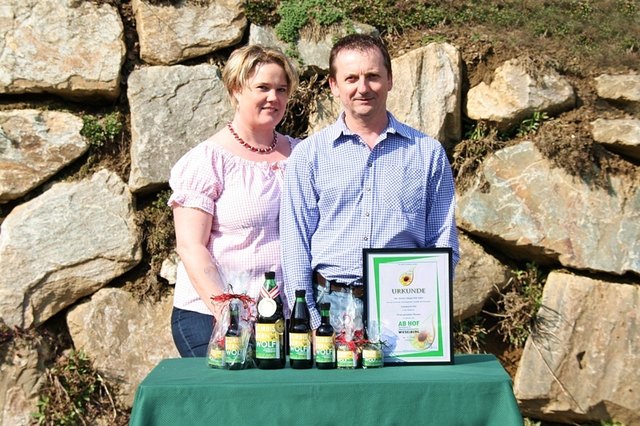 Arnold und Margot Wolf freuen sich über Gold für ihr "schwarzes Gold". | Foto: Privat