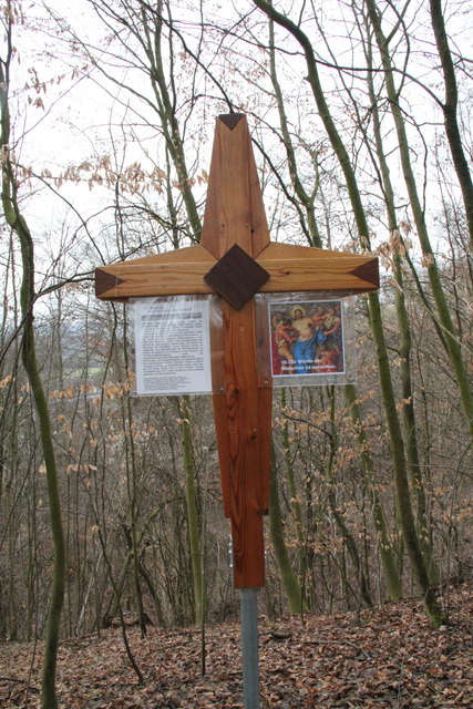 Stein des Anstoßes: das zehnte der zwölf Kreuze beim alten Friedhof.