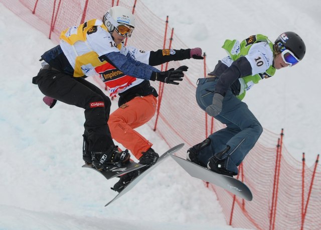 Maria Ramberger im Kampf um jeden Millimeter im Snowboardcross