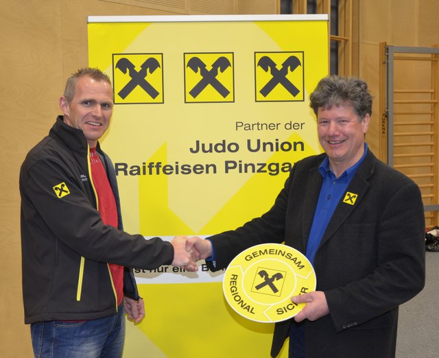 Der neue Vertrag wurde von Siegfried Prommegger (Raiffeisen Salzburg) und Judoverbandsobmann Rupert Riess (r.) unterschrieben.
