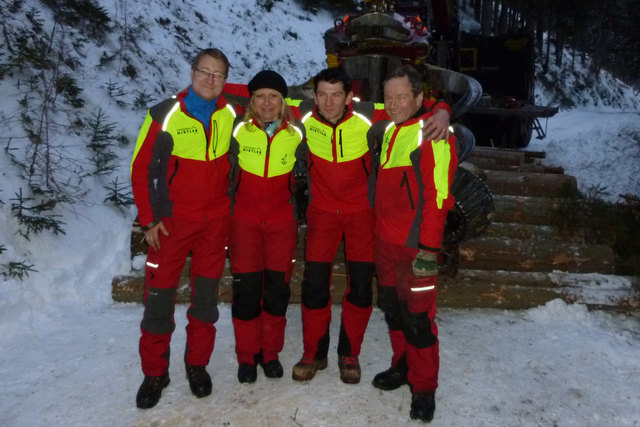 Angelika Niedetzky mit dem Team vom Forstunternehmen Hirtler.