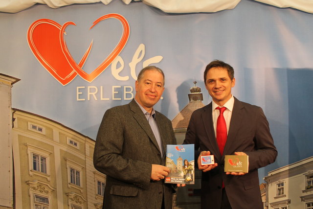 Helmut Platzer und Peter Jungreithmair (r.). vom Tourismusverband präsentieren das Gutscheinheft "Erlebnis-Euro".