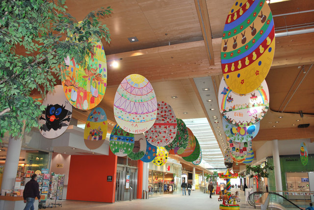 Die schön gestalteten Ostereier sorgen im max.center Wels für Vorfreude auf Ostern.
