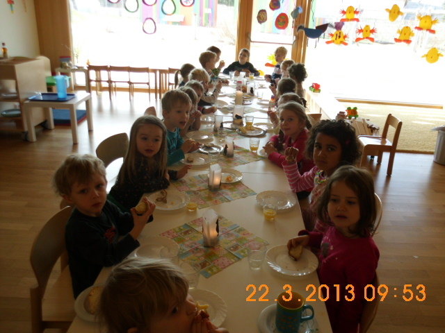 In der Bärengruppe ließen sich die Kinder die Osterjause besonders gut schmecken. Anschließend dürften sie im Garten nachschauen, ob der Osterhase vielleicht schon die selbstgebastelten Osterkörberl gefüllt und versteckt hat!