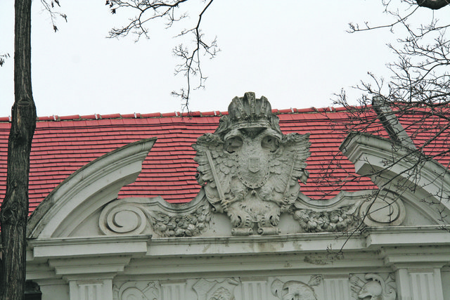 Apfel und Kreuz gehören auf die Reichskrone. Am Schloss Kaiserebersdorf sind die Insignien verschwunden.