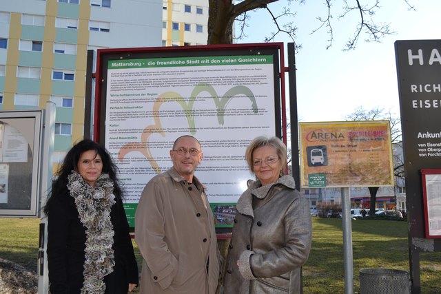 Vor der neuen Tafel am Brunnenplatz: Bgm. Ingrid Salamon, STR Rafaela Strauss und STR Manfred Klug.