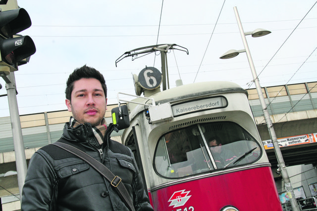 Warten auf den 6er: Das haben Melih Gördesli und seine Kaiserebersdorfer Nachbarn satt.