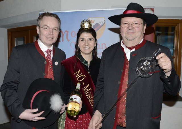 Landesrat Stephan Pernkopf und Mostvizekönigin Lydia I. mit dem neuen Primus Sepp Zeiner.