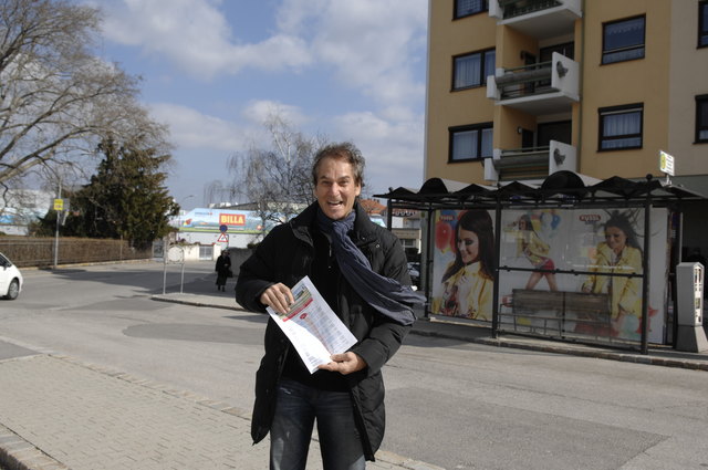 Heinz Seiser am Busbahnhof. Dahinter sieht man bereits den nahen Panoramapark.