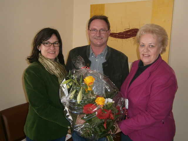 SPÖ-Bezirksvorsitzende Verena Dunst (rechts) gratuliert Eva Weinek und Joachim Hier.