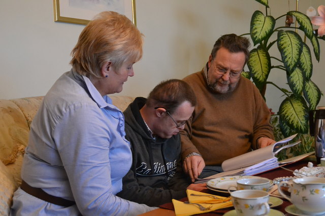 Willi König, Tante Christa Leitgeb und Joachim Eiersberg gehen noch einmal alle Unterlagen vom Pflegschaftsgericht durch.