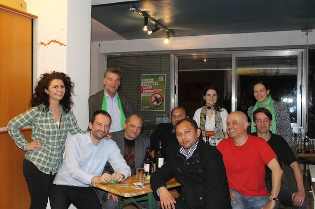Am Foto v.l.n.r.: Aygül Berivan Aslan (die Telfer Nationalratskandidatin, Grüne Tirol), Stadtrat Hermann Weratschnig (Schwaz), Hubert Weiler-Auer (Sprecher Grüne Telfs), die 3-Balkan-Zigeuner, die Schwazer AutorINNen Barbara Aschenwald und Güni Noggler, GR Christoph Walch (Telfs), GRin Viktoria Ismaili (Schwaz)