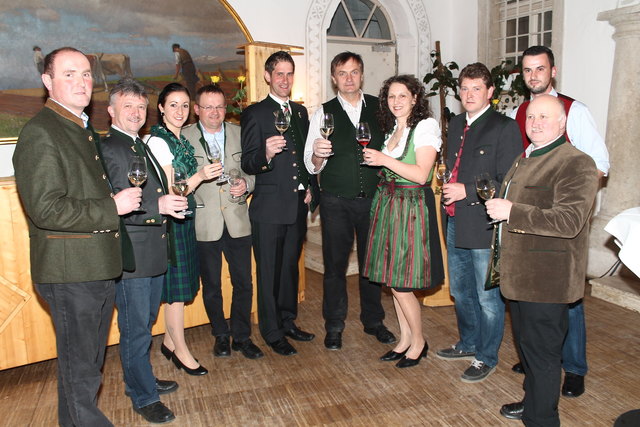 Organisatoren und Ehrengästen stießen bei der Gebietsweinkost auf einen guten Jahrgang 2012 an.