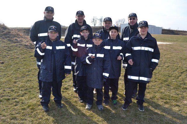 FJ Gruppe Stoitzendorf wiedergegründet 2013,        stolz zeigen die Burschen Ihr erstes erworbenes Abzeichen.