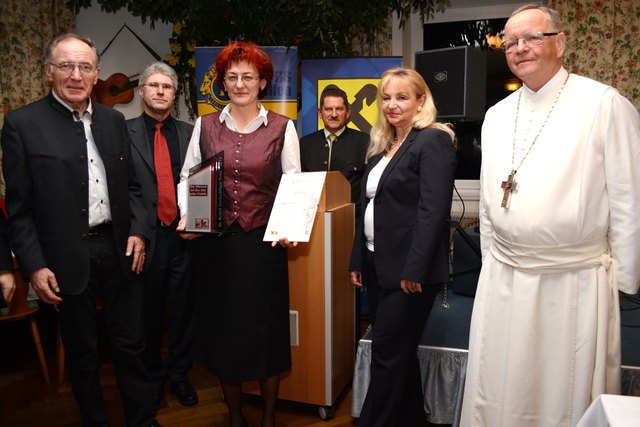 Die Preis-Sponsoren Johann Reiter (Lions-Club) und Adolf Wiesinger, Preisträgerin Martha Reiter, Bürgermeister Rudolf Kehrer, Bezirkshauptfrau Wilbirg Mitterlehner und Festredner Abt Martin Felhofer.