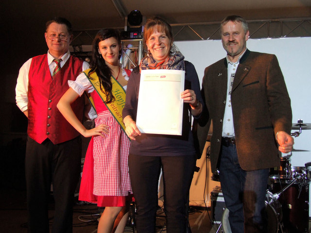 So sehen Gewinner aus: Maria Kitzler mit Tombola-Hauptpreis, überreicht von Hopfenprinzessin Nina Böhm sowie das BVW-Obmannduo Helmut Doppler (r.) und Willi Stöcklhuber (l.).