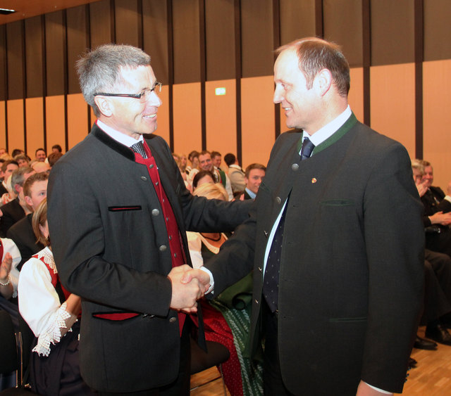 Der scheidende Langzeitobmann Anton Steixner übergibt den Bauernbund an Josef Geisler