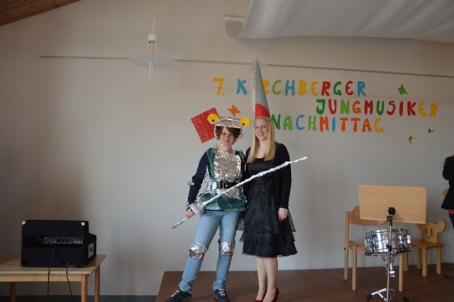 Martina Peinbauer und Katharina Höglinger führten in lustiger Weise durch den musikalischen Nachmittag. (verkleidet als Ritter Rost und Prinzessin Bö)