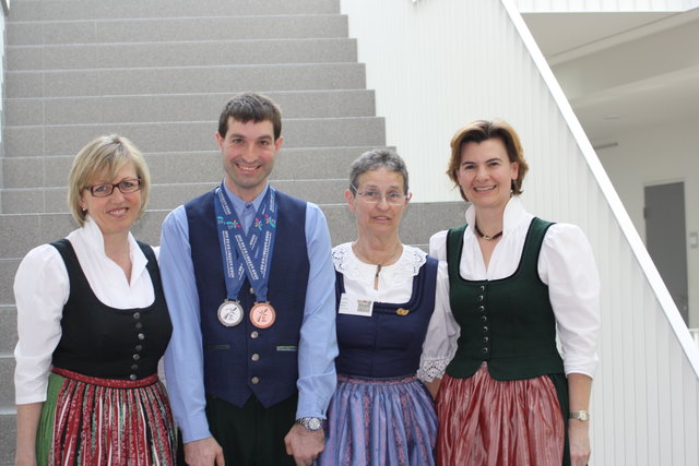 Von links: Veronika Niederhofer, Behinderten-WM-Teilnehmer Sigi Mayr, Herta Mayr, Goldhauben-Bezirksobfrau Martina Stehrer.
