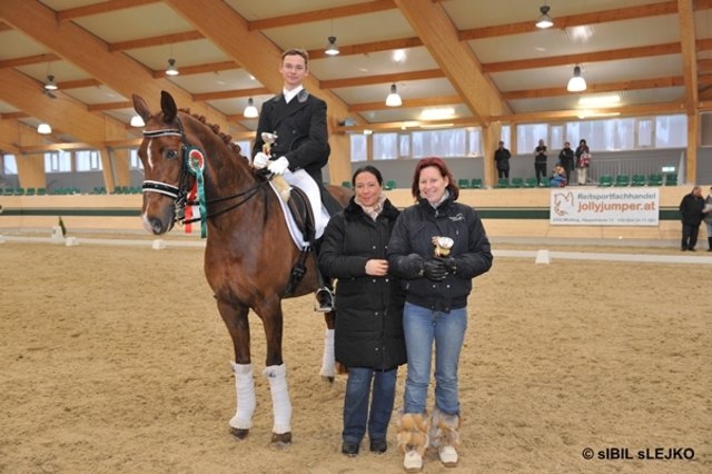 Richterin Tamara Brandner (Mi) gratulierte dem Sieger im Winter Cup by Jolly Jumper Florian Zimmermann