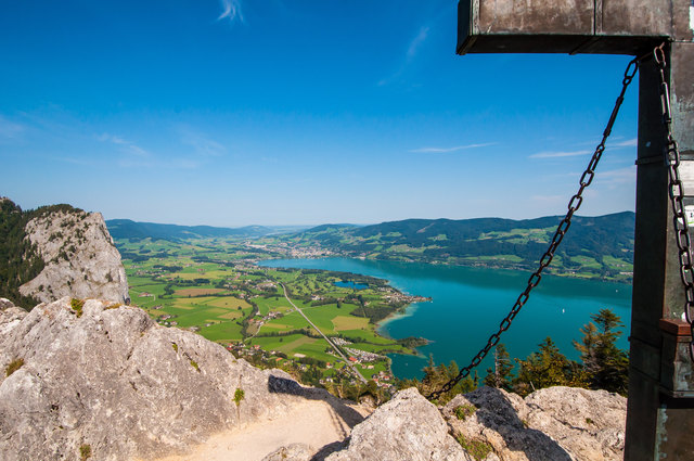 Blick vom Almkogel auf den Mondsee, links die Drachenwand