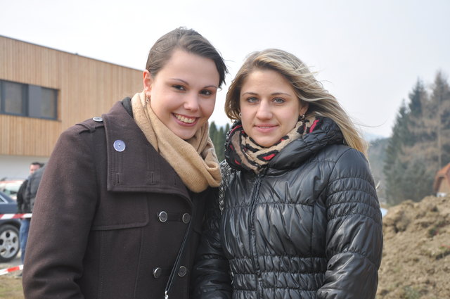 Elisabeth und Melanie trotzen den eisigen Temperaturen und dem starken Wind.