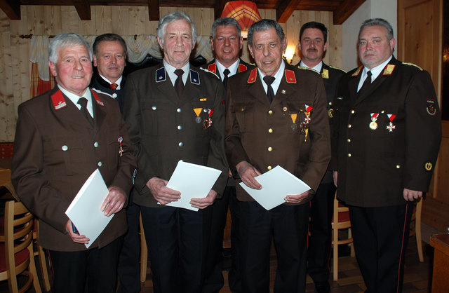 ST. GERTRAUDI (2013-03-24) – Seit 85 Jahren bestimmt die Freiwillige Feuerwehr St. Gertraudi das Dorfleben im gleichnamigen Ortsteil der Gemeinde Reith im Alpbachtal. Was einmalig ist, ist die Mannschaftsstärke. Bei knapp 70 Haushalten und 250 Bewohnern ist mit 53 Feuerwehrmitgliedern jeder fünfte Bewohner bei der Feuerwehr. Das ist tirolweit einmalig. Bei der Jahreshauptversammlung wurde die Führung auf jüngere Beine gestellt. Und dies jeweils einstimmig mit 100 Prozent – eine gute Basis für die weitere Zu