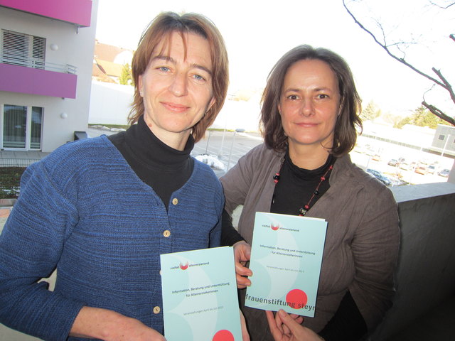 Laden Alleinerzieherinnen zur Teilnahme an den Vorträgen und Workshops ein: Klaudia Burtscher (li.), Leiterin der Frauenstiftung Steyr, mit Kollegin Sabine Fischer.