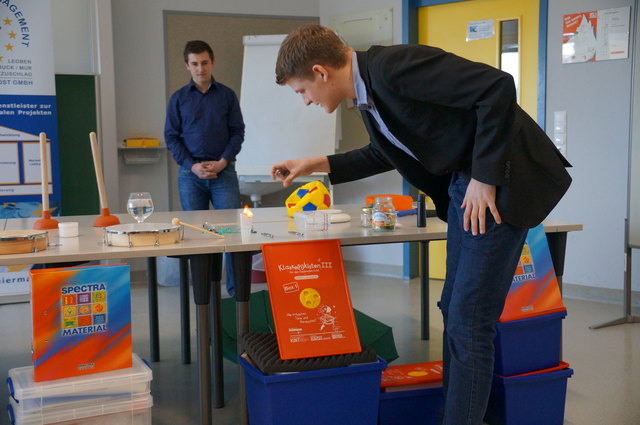 Zwei Technik-Assistenten führen einige Experimente vor, die in den KINT-Boxen enthalten sind.