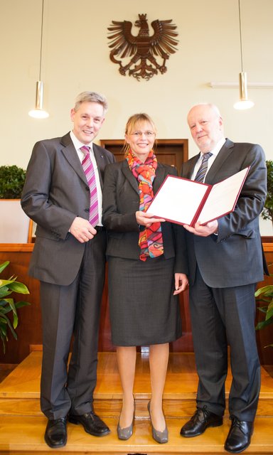 Bei der Amtseinführung: LA Hermann Hauer, BM Beatrix Kral und Josef Glatz.