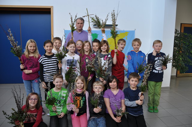 Legten selbst Hand an: Die Schüler der 3 c mit Willi Stefan (hinten, mitte)