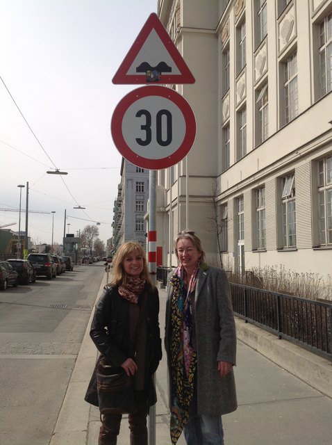 Mehr Lebensqualität und Sicherheit am Wiedner Gürtel: Ingrid Puller (l.) und Bezirks-Vize Barbara Neuroth.