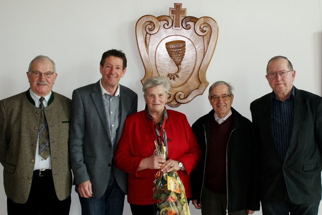 Bürgermeister Josef Müller (2. v. li.) mit den neuen und alten Obmännern und der Obfrau